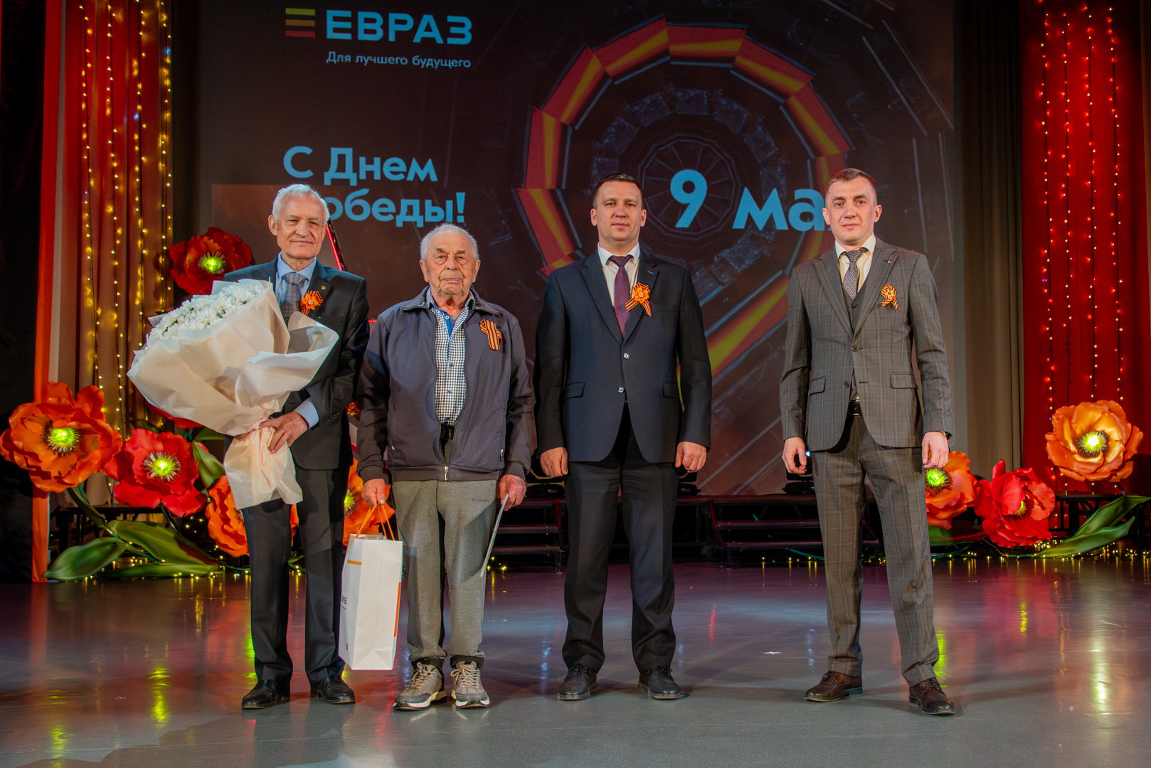 Фото - ЕВРАЗ поздравил ветеранов с Днем Победы